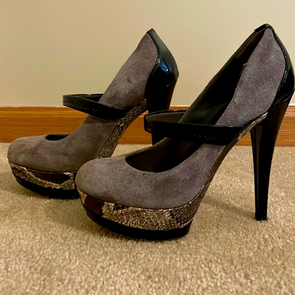 Jessica Simpson women’s size 6.5 grey/black snakeskin heels.
